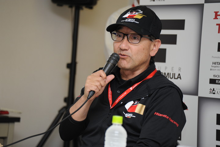 決勝記者会見: 優勝チーム監督の手塚長孝氏（TEAM MUGEN）