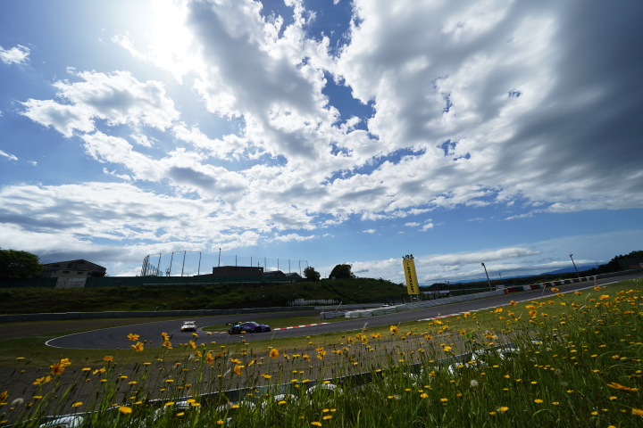 公式練習: ヘアピンを立ち上がるGTマシン