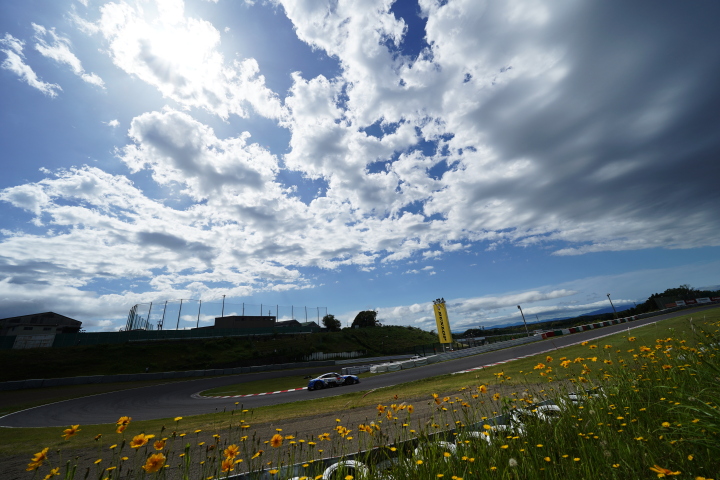 公式練習: ヘアピンを立ち上がるGTマシン