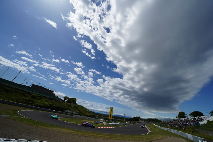 公式練習: ヘアピンを立ち上がるGTマシン