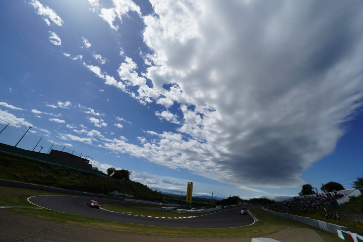 公式練習: ヘアピンを立ち上がるGTマシン