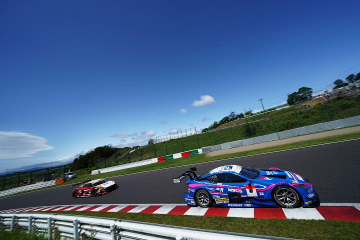 公式練習: 大嶋和也／ジェームス・ロシター組（WAKO'S 4CR LC500）