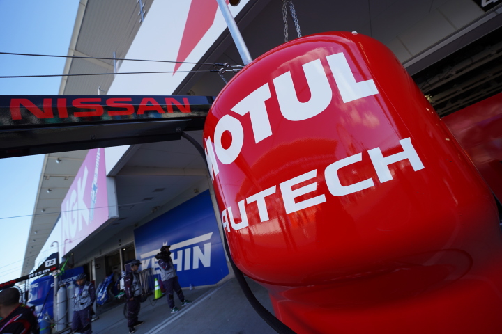 公式予選: NISMOチームのピット