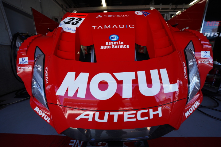 公式予選: MOTUL AUTECH GT-R