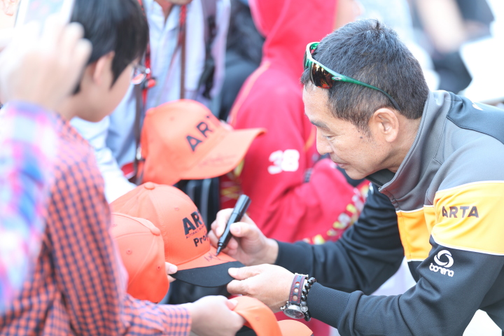 GTキッズウォーク: 土屋圭市監督（AUTOBACS RACING TEAM AGURI）