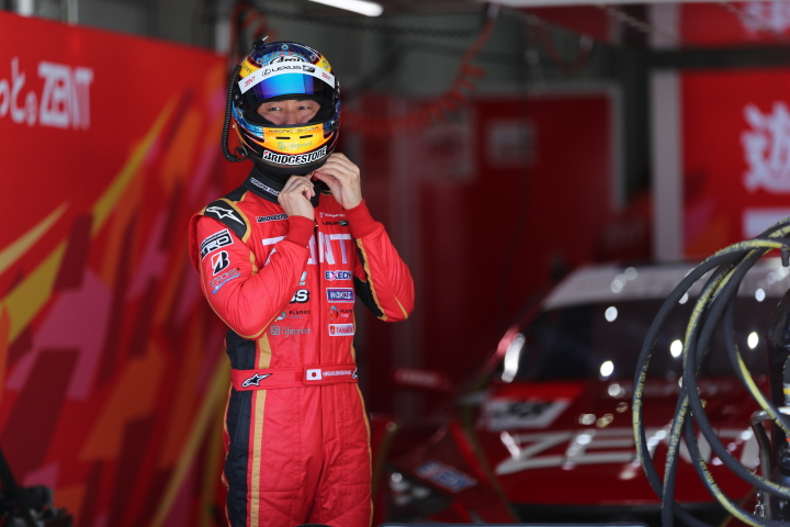 ピットウォーク: 石浦宏明（LEXUS TEAM ZENT CERUMO）