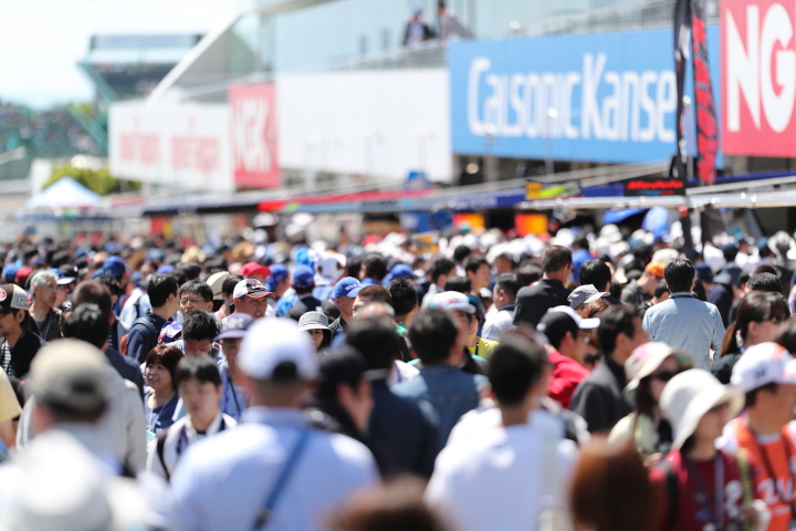 ピットウォーク: 人、人、人……