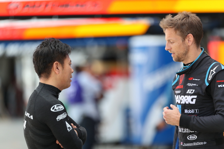松浦孝亮（Epson Nakajima Racing）とジェンソン・バトン（TEAM KUNIMITSU）