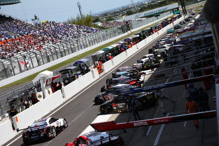 ウォームアップ走行: ピットアウトするGTマシン