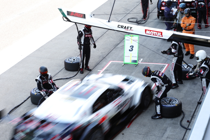 ウォームアップ走行: 本山哲／千代勝正組（CRAFT SPORTS MOTUL GT-R）