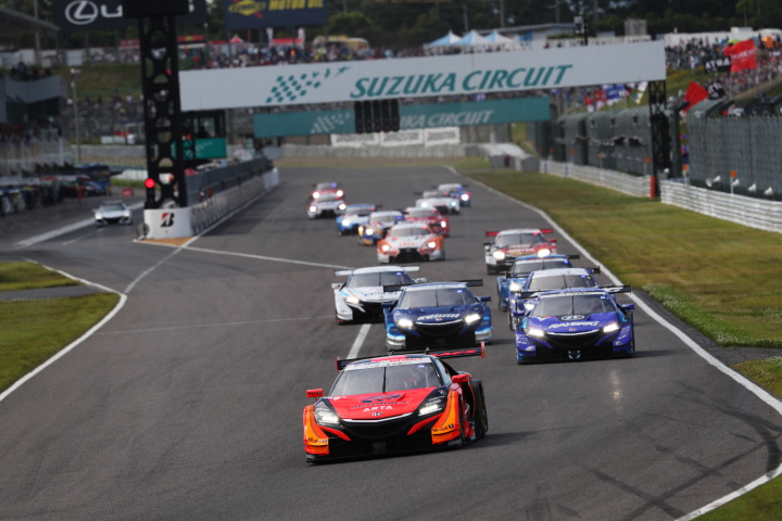決勝レース: GT500クラスのスタートシーン