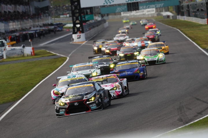 決勝レース: GT300クラスのスタートシーン