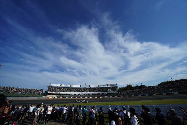 決勝レース: 青空の下、１～2コーナーを駆けるGTマシン