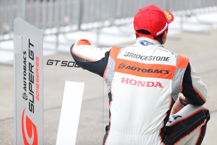 決勝レース: 優勝した野尻智紀を待ち受ける伊沢拓也（AUTOBACS RACING TEAM AGURI）