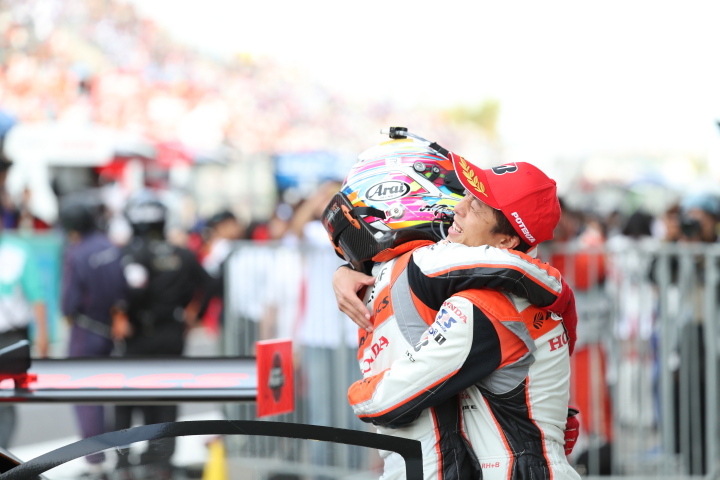 決勝レース: 野尻智紀と抱き合う伊沢拓也（AUTOBACS RACING TEAM AGURI）