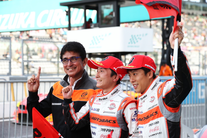決勝レース: 優勝した野尻智紀／伊沢拓也組と鈴木亜久里監督（AUTOBACS RACING TEAM AGURI）