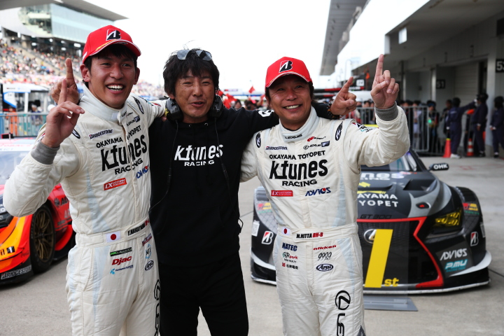 決勝レース: 優勝した新田守男／中山雄一組と影山正彦監督（K-tunes Racing LM corsa）