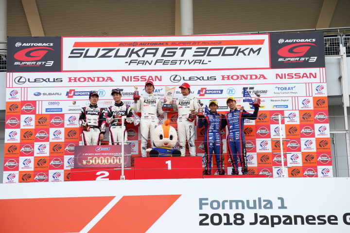 表彰式: GT300クラスのトップ3のドライバーが登壇