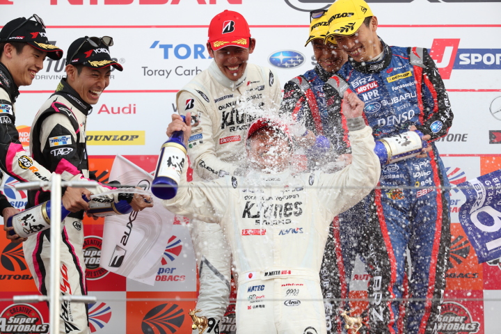 表彰式: GT300クラスのシャンパンファイト