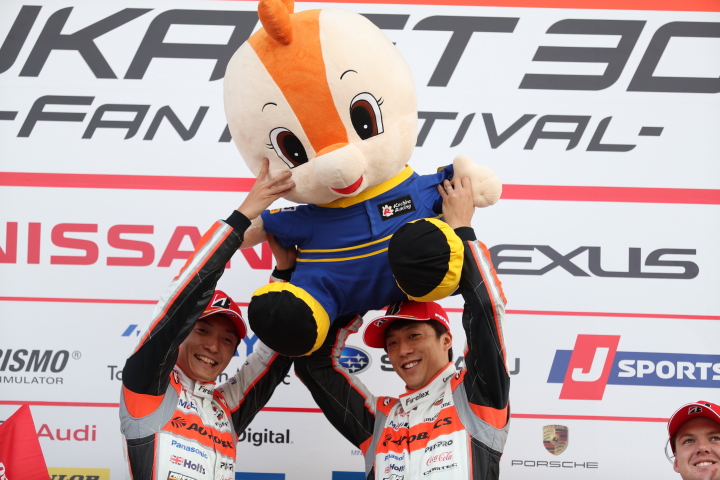 表彰式: 優勝した野尻智紀と伊沢拓也（AUTOBACS RACING TEAM AGURI）