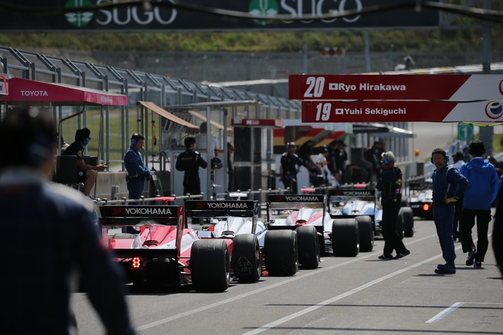 フリー走行: ピットオープンを待つドライバーたち