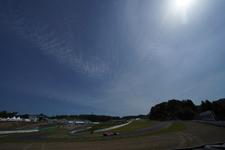 フリー走行: ヘアピンを立ち上がるSFマシン