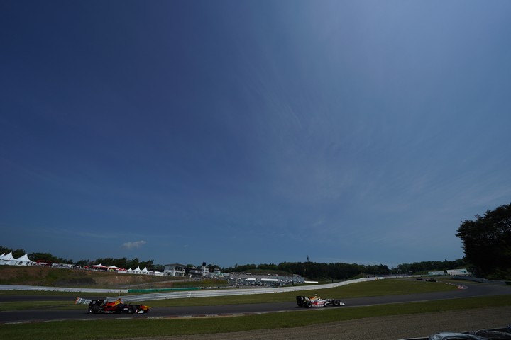 フリー走行: ヘアピンを立ち上がるSFマシン