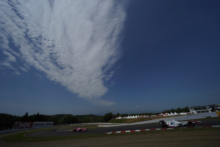 フリー走行: S字に進入するSFマシン