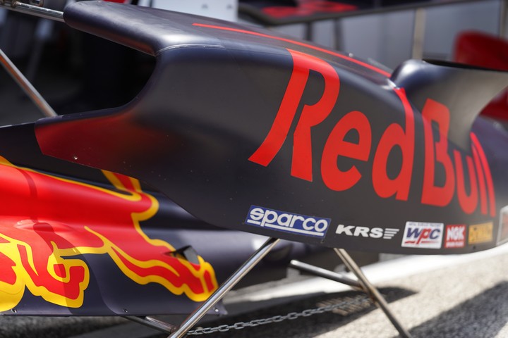 ピットウォーク: TEAM MUGEN SF14のサイドカウル