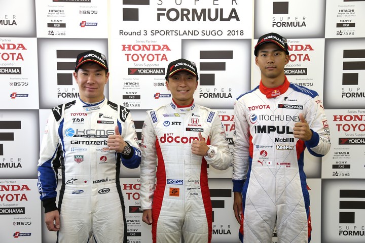 公式予選: 記者会見後のフォトセッション