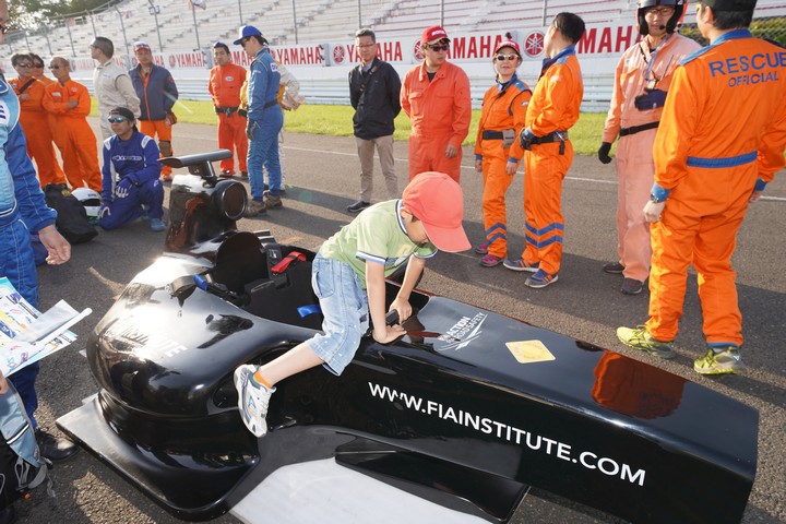 キッズピットウォーク: 救出訓練用のモノコックに乗り込む子ども