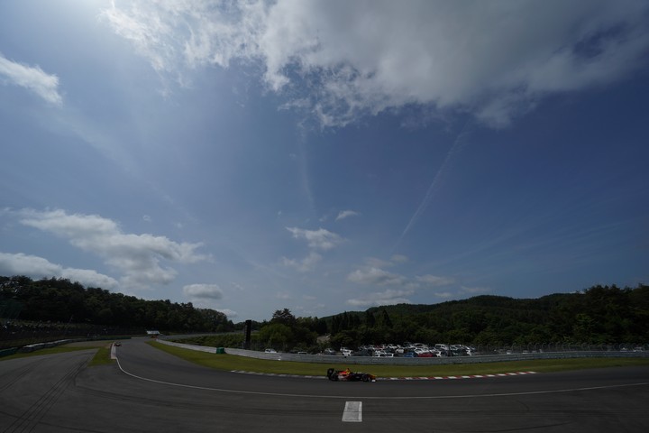 SPコーナーを駆けるSFマシン