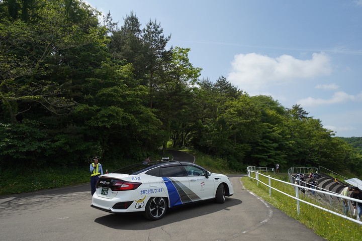 場内を走行するホンダの燃料電池車