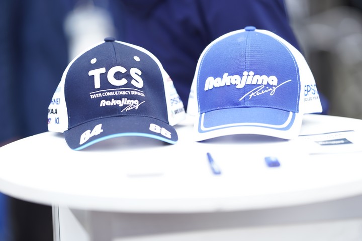 ピットウォーク: ナカジマレーシングのキャップ