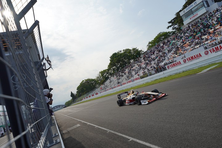 決勝レース: トップでゴールする山本尚貴（TEAM MUGEN SF14）