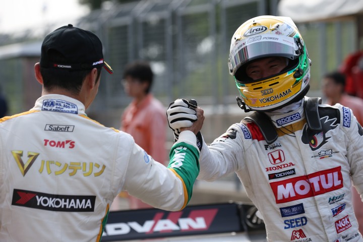 決勝レース: 優勝した山本尚貴（TEAM MUGEN）