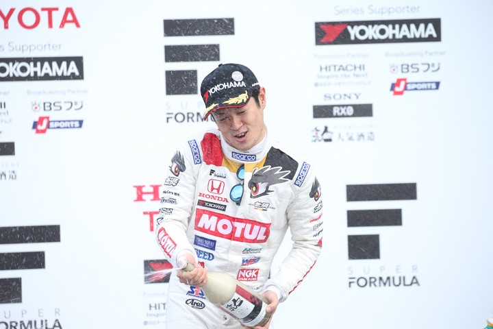 表彰式: 優勝した山本尚貴（TEAM MUGEN）