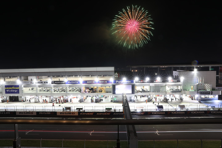 日が暮れてサーキット上空に花火が打ち上がった