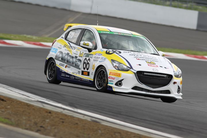 ST-5クラスポールポジションは橋本陸／霜野誠友／武地孝幸／西山隆／井出靖司／西岡力組（odula Idia MAZDAデミオ15MB）