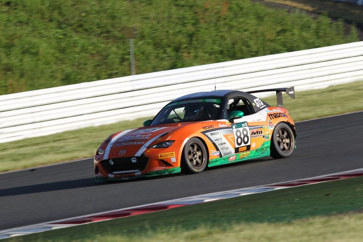 ST-5クラス優勝は村上博幸／雨宮恵司／吉田綜一郎／脇谷猛／中根邦憲／杉野治彦組（村上モータースMAZDAロードスター）