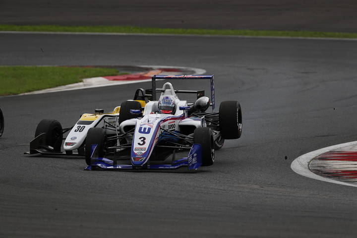 レース中盤、三浦愛とDRAGONがダンロップコーナーで接触