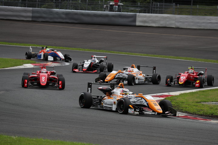 オープニングラップ・ダンロップコーナーでのトップグループの争い