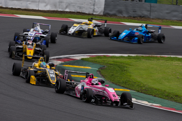 オープニングラップ・ヘアピンでの中断グループの争い