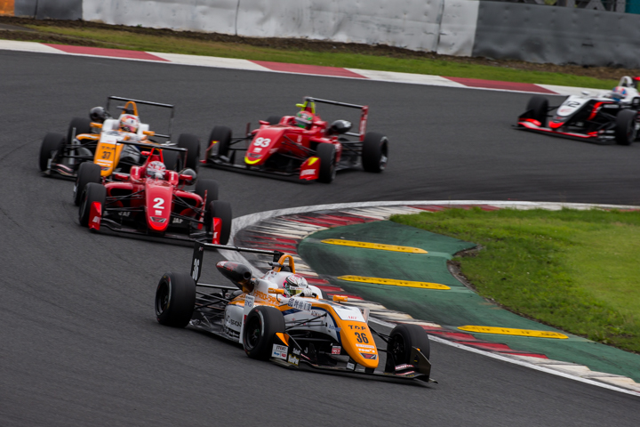 オープニングラップ・ヘアピンでのトップグループの争い