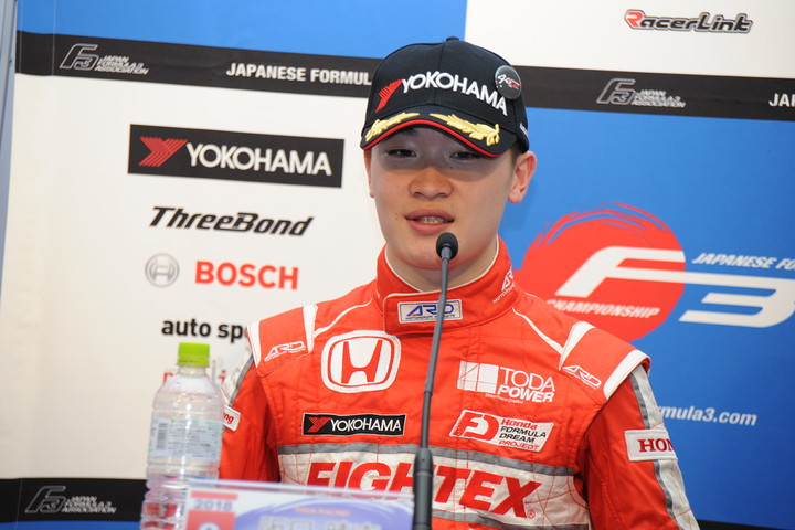 決勝記者会見: 2位の阪口晴南（TODA RACING）