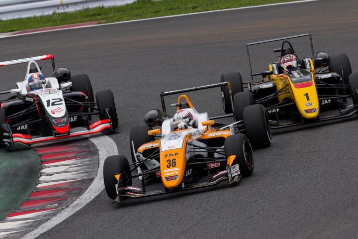 レース序盤、エンジンストールで後方に沈んだ坪井翔が金丸悠、笹原右京をかわして3位に上がる