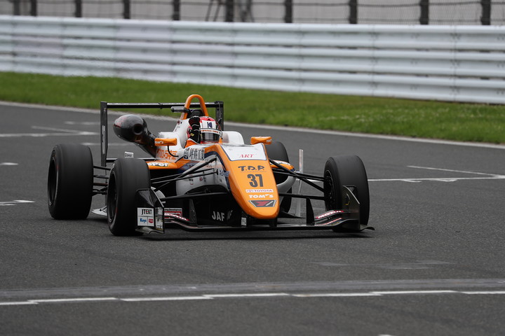 トップでゴールする宮田莉朋（カローラ中京Kuo TOM'S F317）