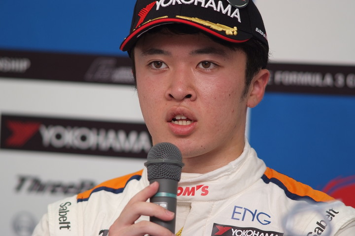 決勝記者会見: 優勝した宮田莉朋（カローラ中京Kuo TEAM TOM'S）