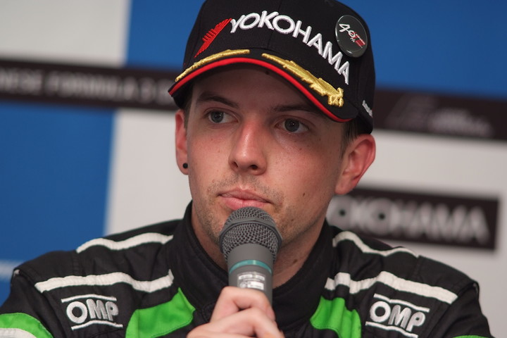 決勝記者会見: Nクラス優勝のジェイク・パーソンズ（NODA RACING）