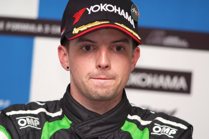 決勝記者会見: Nクラス優勝のジェイク・パーソンズ（NODA RACING）